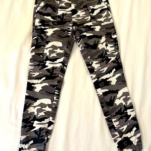 Zip front, cargo, camouflage pants